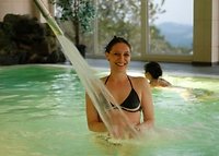 Hotel mit Hallenbad - unser Felsenhallenbad steht unseren Gästen täglich von 07.00 bis 21.00 Uhr offen! Luftsprudler, Massagedüsen, Massageschwall, Duschgrotte, Natursteinwasserfall und einges mehr gehören zur Ausstattung. AB MAI 2008: Sole-Außen-Pool!