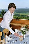 Essen und Trinken im Bayerischen Wald! Mal deftig, mal leicht! Wählen Sie aus unserem reichhaltigen Speisen- und Getränke angebot! Mit Liebe und Sorgfalt zubereitet und mit Freude serviert!