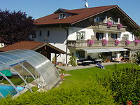 Hausansicht mit Pool Liegewiese Grillplatz