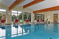 Hallenbad mit Zugang zur Liegewiese und Hotelpark